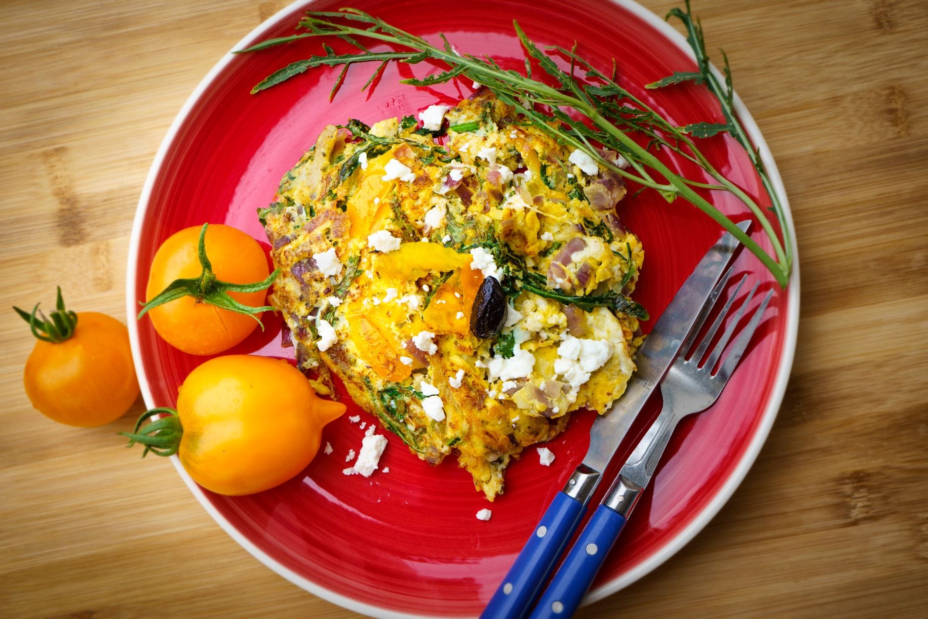 Frittata di zucchine e fiori di zucca in padella, cucina di giugno