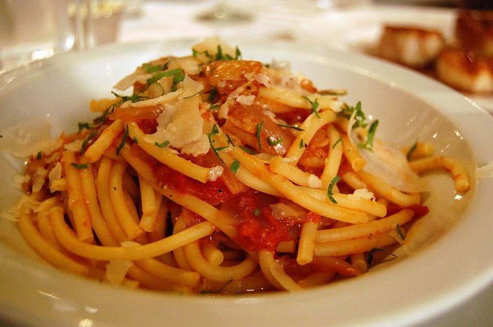 Amatriciana: il sugo di Amatrice con guanciale e pecorino