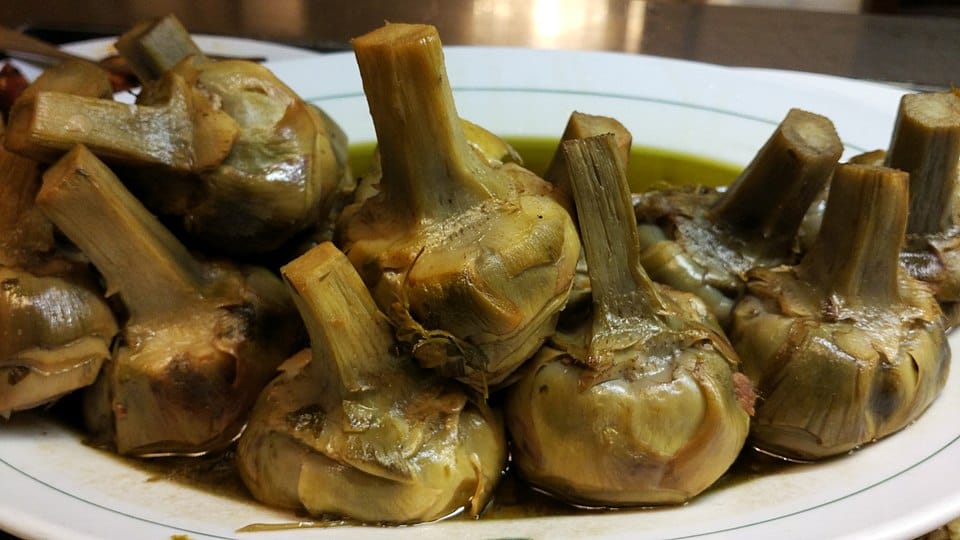 Carciofi alla romana e alla giudia: due ricette, un amore romano