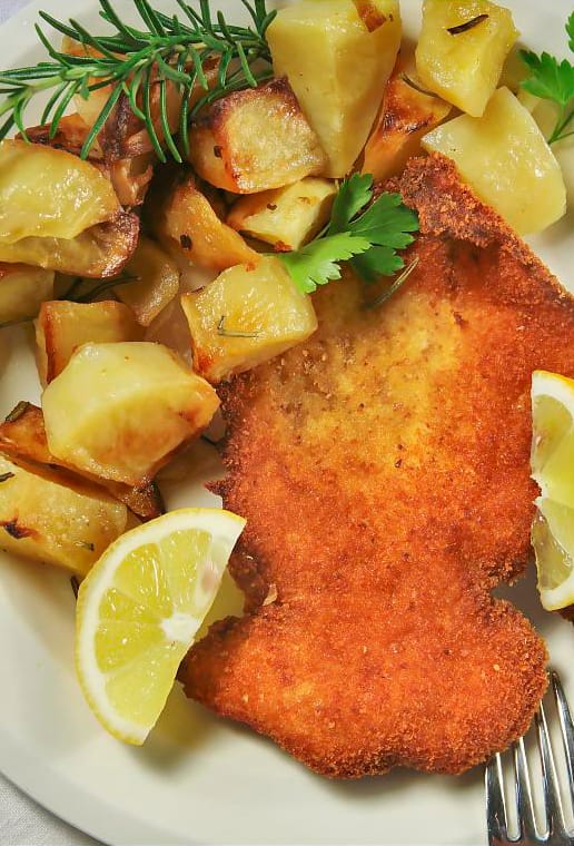 Cotoletta alla milanese: la storia, la ricetta e la sfida con la Wiener Schnitzel
