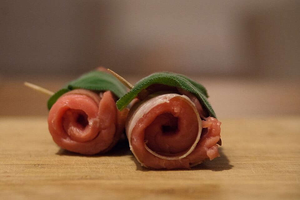 Involtini di vitello: ripieni di prosciutto e formaggio, cotti nel vino bianco