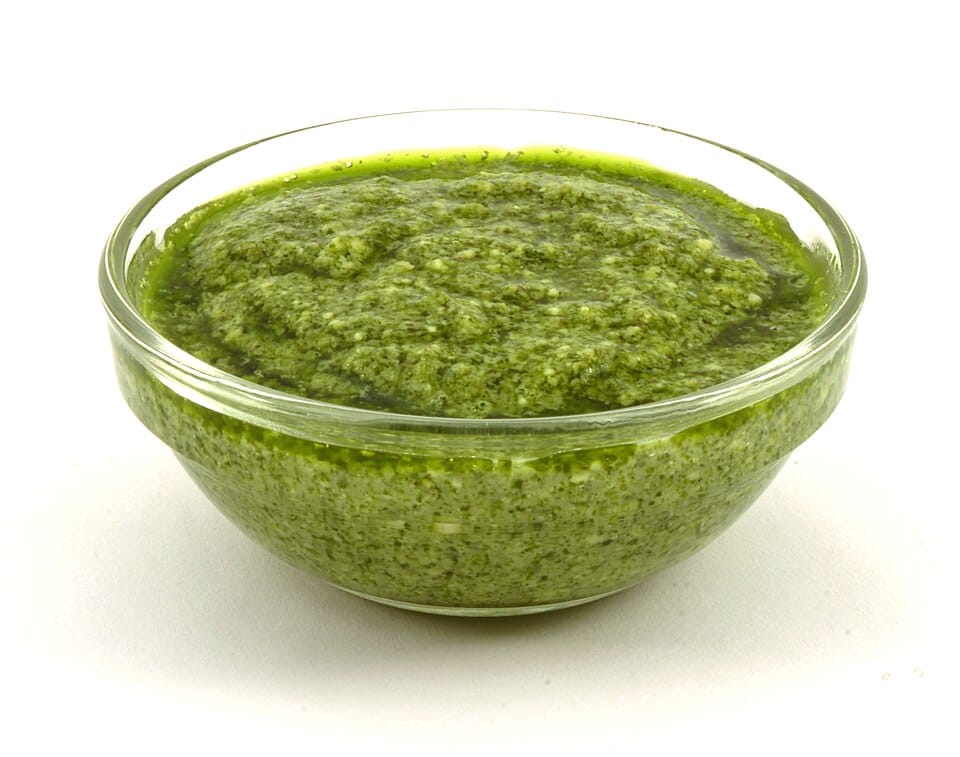 Pesto alla genovese: il mortaio, il basilico e la ricetta che non si tocca