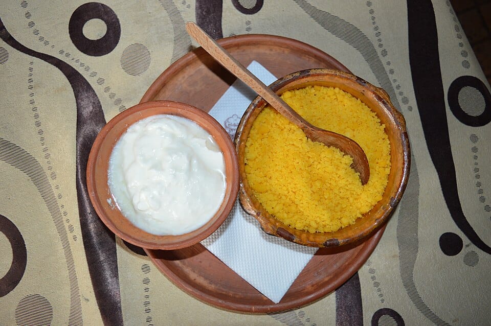 Polenta taragna: la ricetta valtellinese con grano saraceno e formaggio