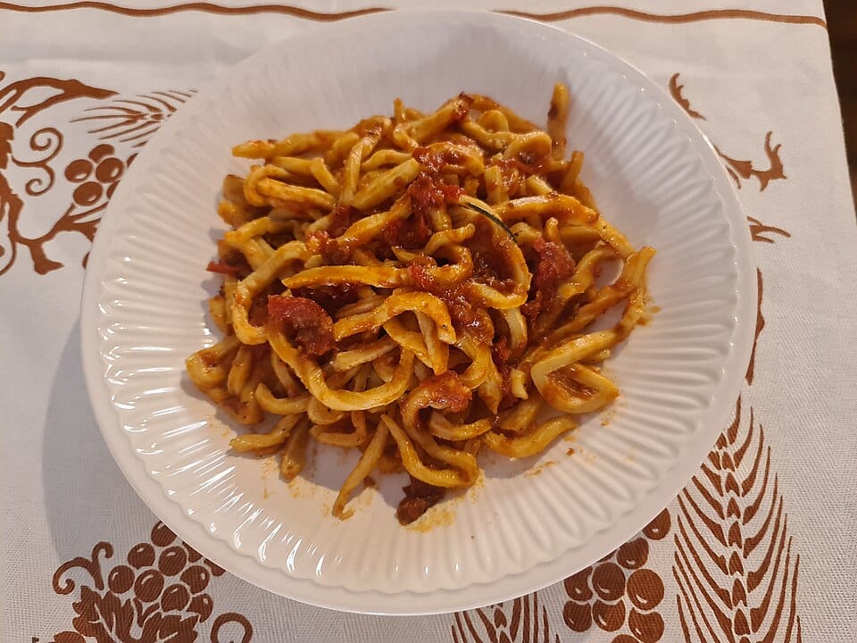 Ragù napoletano: la domenica che cuoce per sei ore