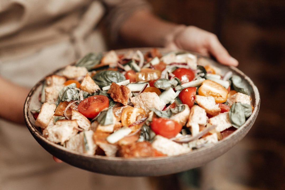 Panzanella toscana di inizio estate 2026: il pane giusto, i primi pomodori e i tre errori che la rovinano