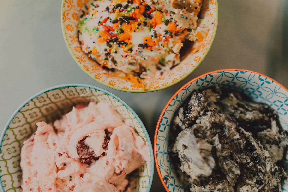 Il gelato fatto in casa senza gelatiera dell'estate 2026: due ingredienti, i tre metodi che funzionano e l'errore che lo trasforma in ghiaccio