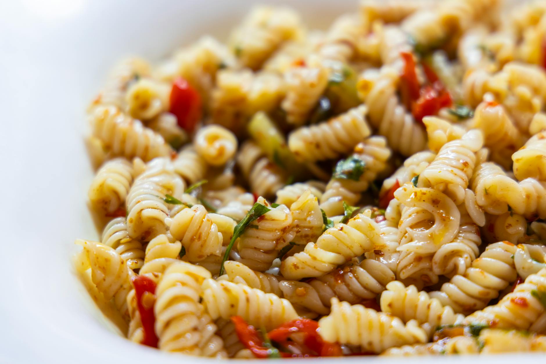 La pasta fredda dell'estate 2026: la cottura giusta, il condimento che non si secca e i quattro errori che la rovinano