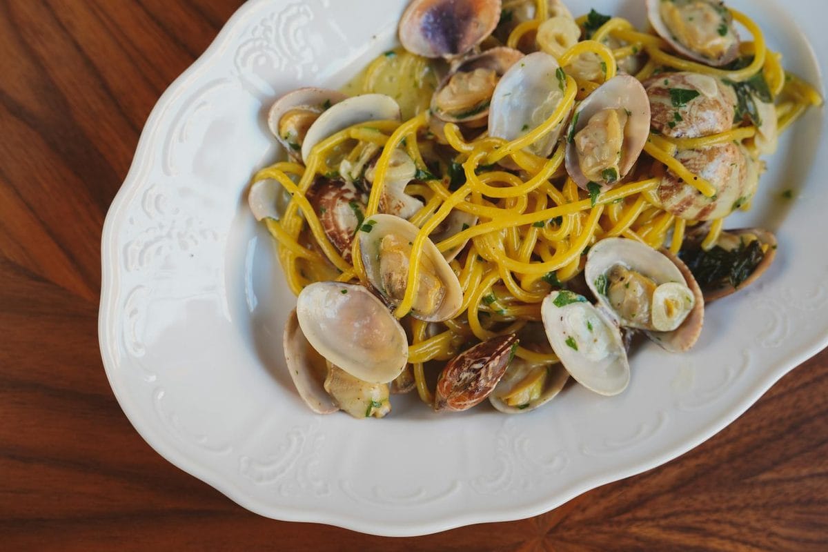 Spaghetti alle vongole di giugno 2026: la spurgatura giusta, il fondo senza sabbia e i tre errori che li rovinano