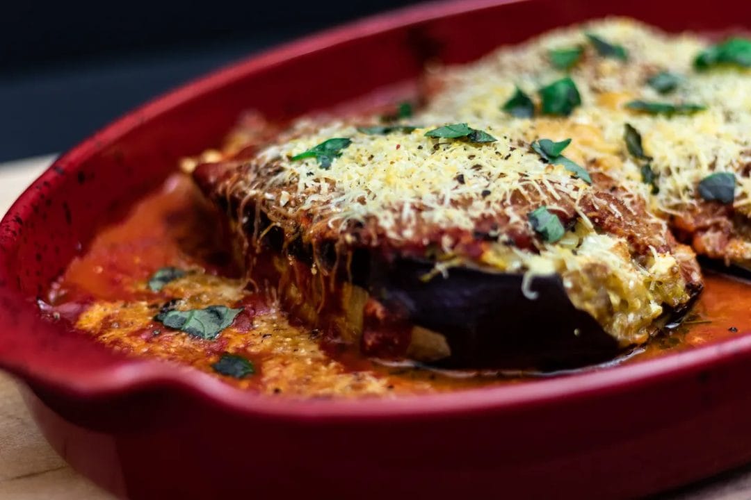 Parmigiana di melanzane di fine luglio 2026: le melanzane giuste, il sale che le prosciuga (non quello che le rovina) e i tre errori che la rovinano