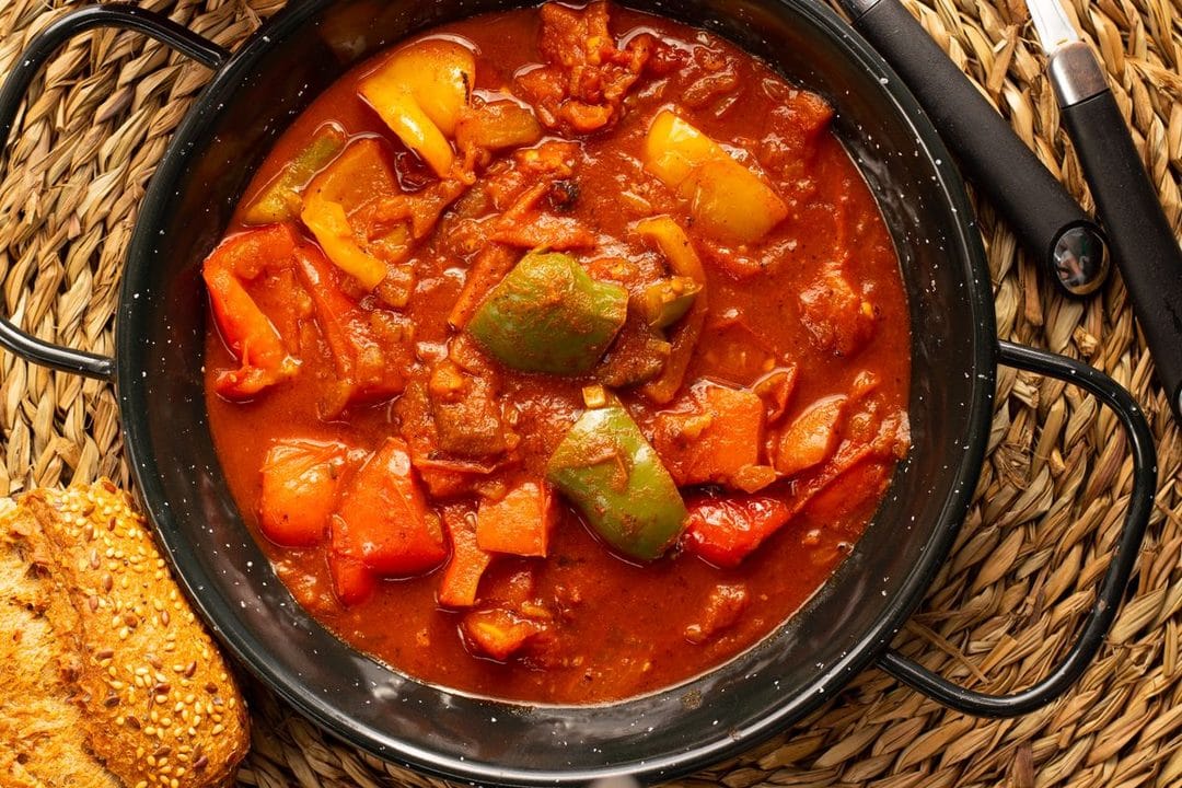 Peperonata di fine agosto: la vera ricetta italiana dei peperoni in padella, il modo giusto di tagliarli e i tre errori che la rovinano