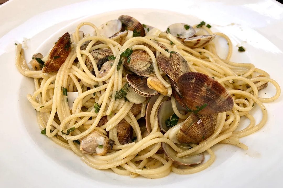 Spaghetti allo scoglio il giorno dopo Ferragosto: la ricetta vera, il pesce giusto e gli errori che la rovinano