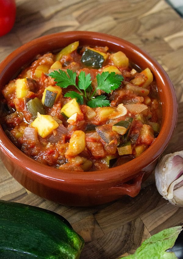Caponata siciliana: melanzane, capperi e quel tocco agrodolce che non dimentichi