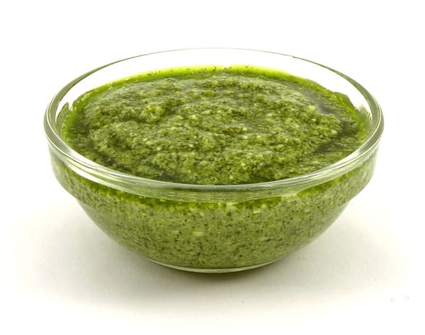 Pesto alla genovese: il mortaio, il basilico e la ricetta che non si tocca