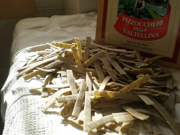 Pizzoccheri della Valtellina: pasta di grano saraceno con verza e formaggio