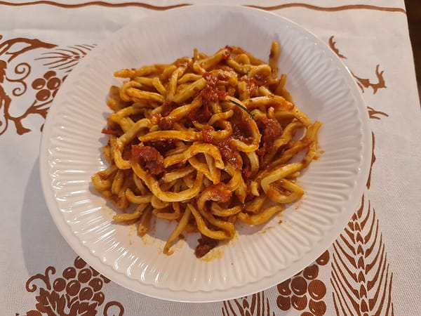 Ragù napoletano: la domenica che cuoce per sei ore